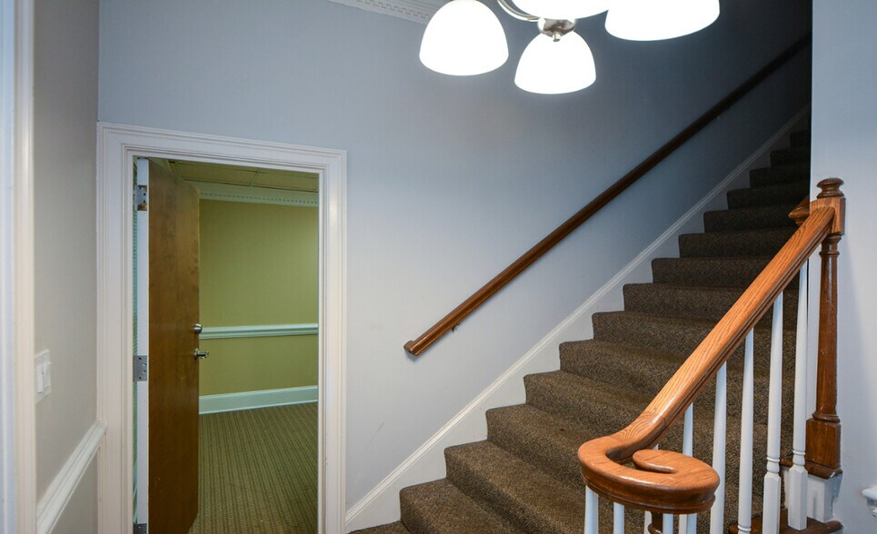 More Photos Of 8046 Roswell Rd, Atlanta Office For Sale