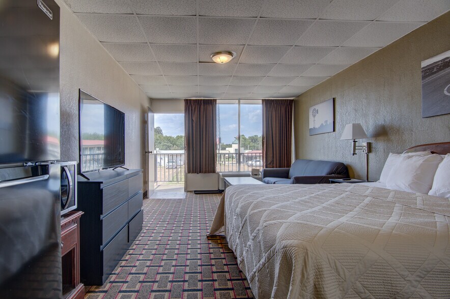 More Photos Of 100 W Wilson St, Valliant Hotel For Sale