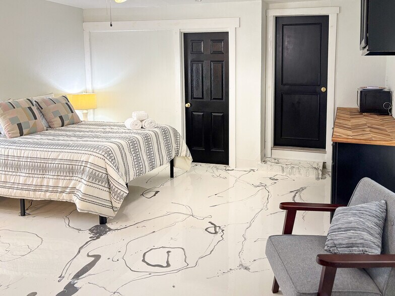 More Photos Of 400 Oak St, Bryan Office Residential For Lease