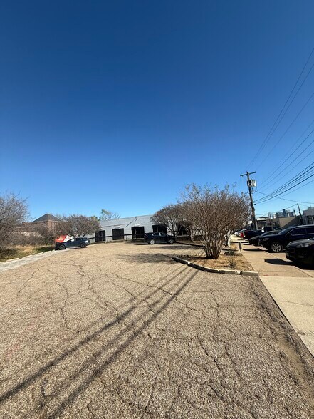 More Photos Of 2124 Farrington St, Dallas Light Manufacturing For Lease