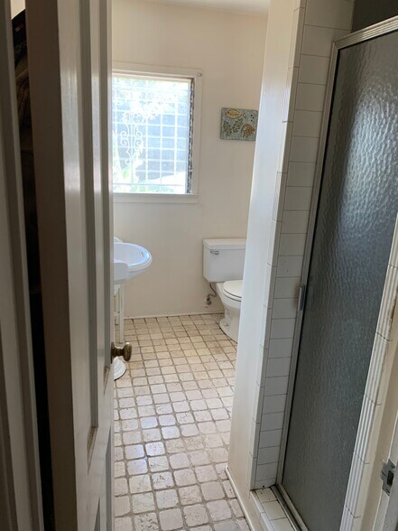 More Photos Of 1826 Wellington Rd, Los Angeles Specialty For Sale