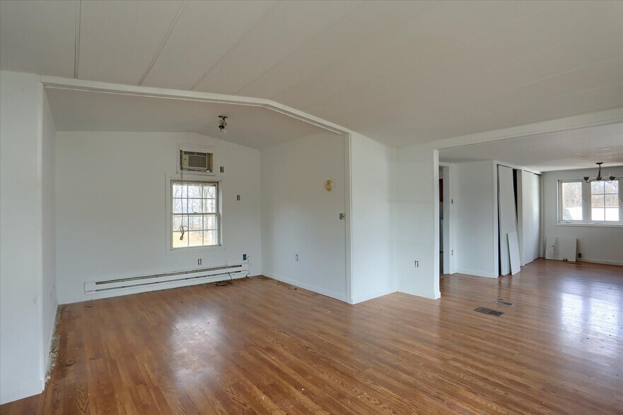 More Photos Of 145 Chamberlaine Ave, Pottsville Flex For Sale