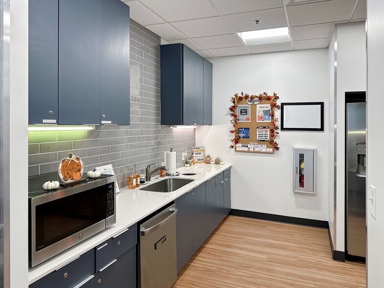 More Photos Of 10475 Crosspoint Blvd, Indianapolis Coworking Space