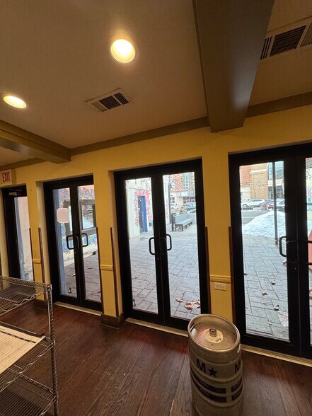 More Photos Of 215 W North Ave, Chicago Restaurant For Lease