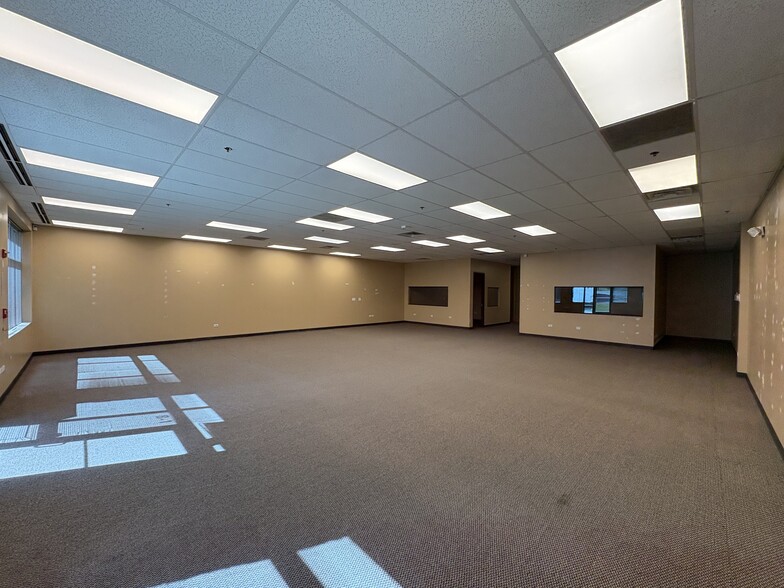 More Photos Of 7318 S Revere Pky, Englewood Flex For Sale