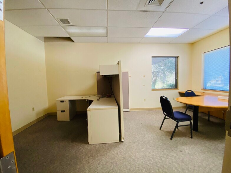 More Photos Of 404 Hall of Fame Dr, Lake City Medical For Lease