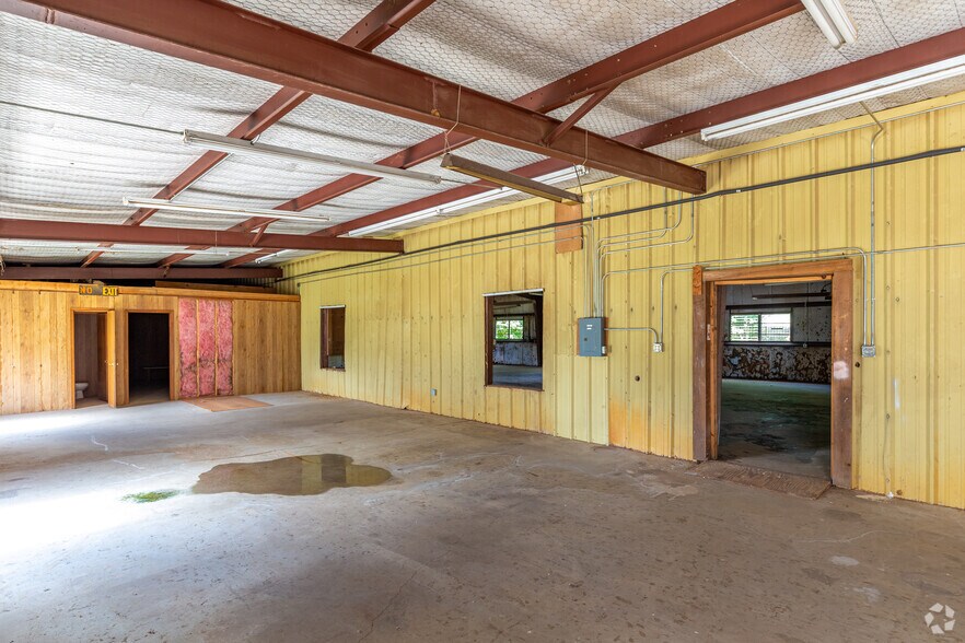 More Photos Of 2324 W Reagan St, Palestine Warehouse For Sale