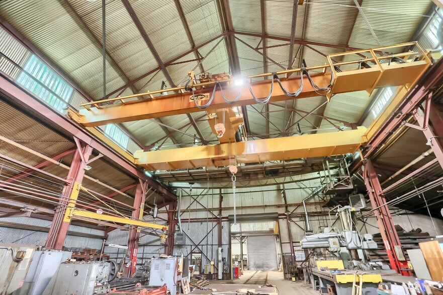 More Photos Of 800 N Water Ave, Sharon Service For Lease