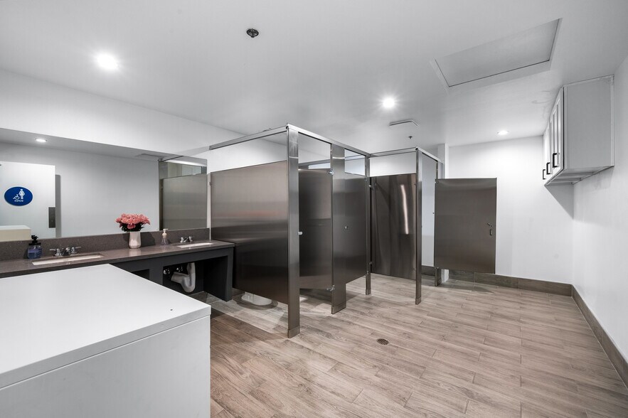 More Photos Of 800 E Dyer Rd, Santa Ana Showroom For Sale