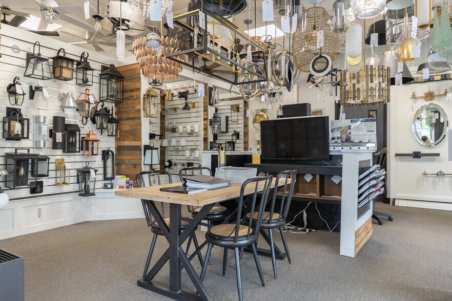 More Photos Of 3737-3757 Parkway Ln, Hilliard Showroom For Lease