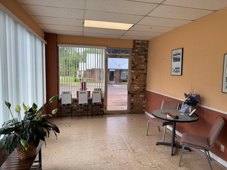 More Photos Of 306 W Main St, Atlanta Freestanding For Sale