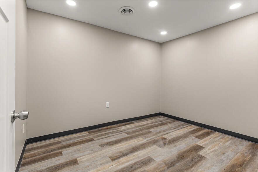 More Photos Of 18120 Mack Ave, Grosse Pointe Storefront Retail Office For Sale