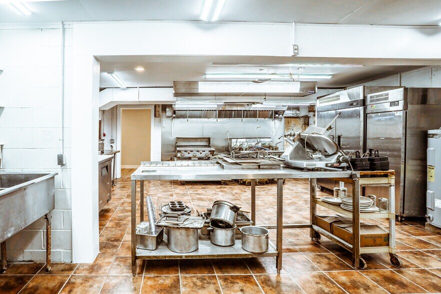 More Photos Of 20805 Seminary St, Hollow Rock Flex For Lease