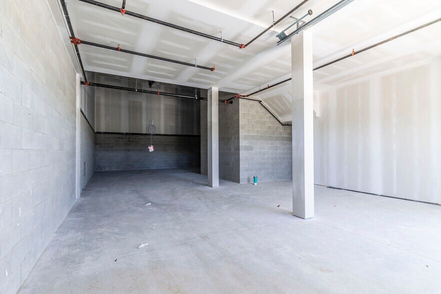 More Photos Of 585 Hanlon Creek Blvd, Guelph Showroom For Sale