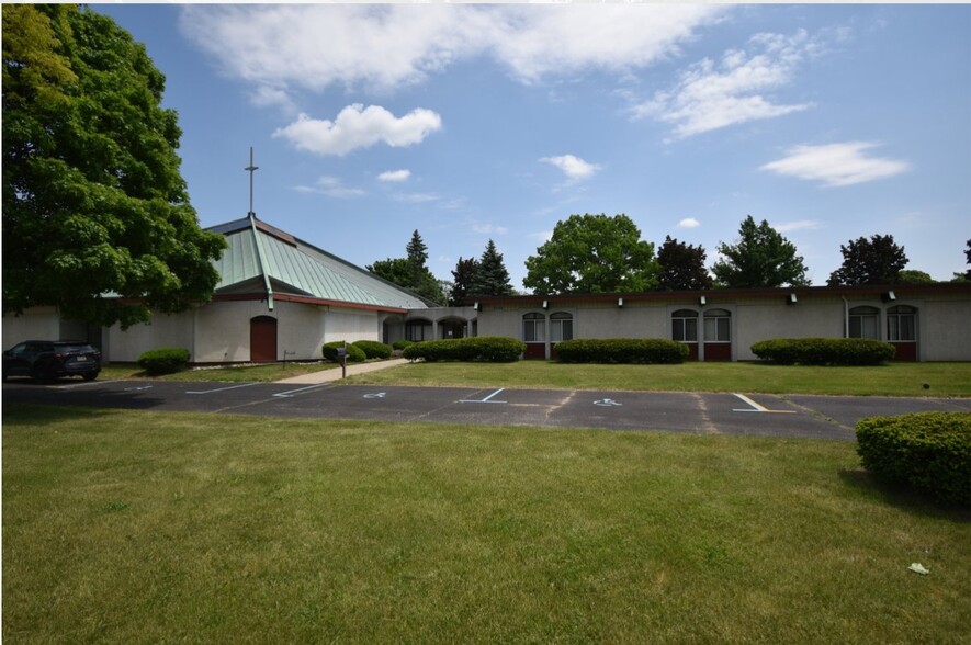 Primary Photo Of 20300 Middlebelt Rd, Livonia Religious Facility For Lease