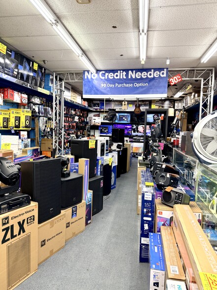 More Photos Of 30-69 Steinway St, Astoria Storefront Retail Office For Lease