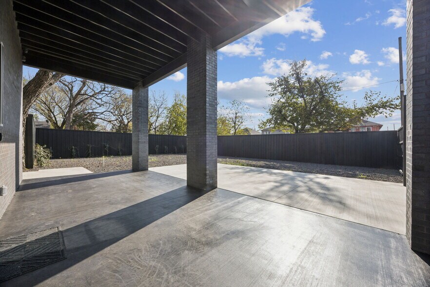 More Photos Of 446 Tyler St, Dallas Office For Sale