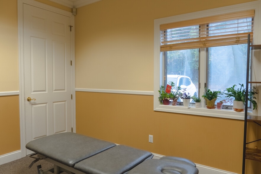 More Photos Of 182-186 W Montauk Hwy, Hampton Bays Medical For Lease