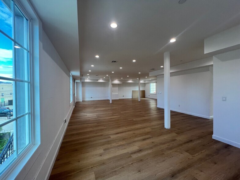 More Photos Of 7053 Owensmouth Ave, Canoga Park Office For Lease