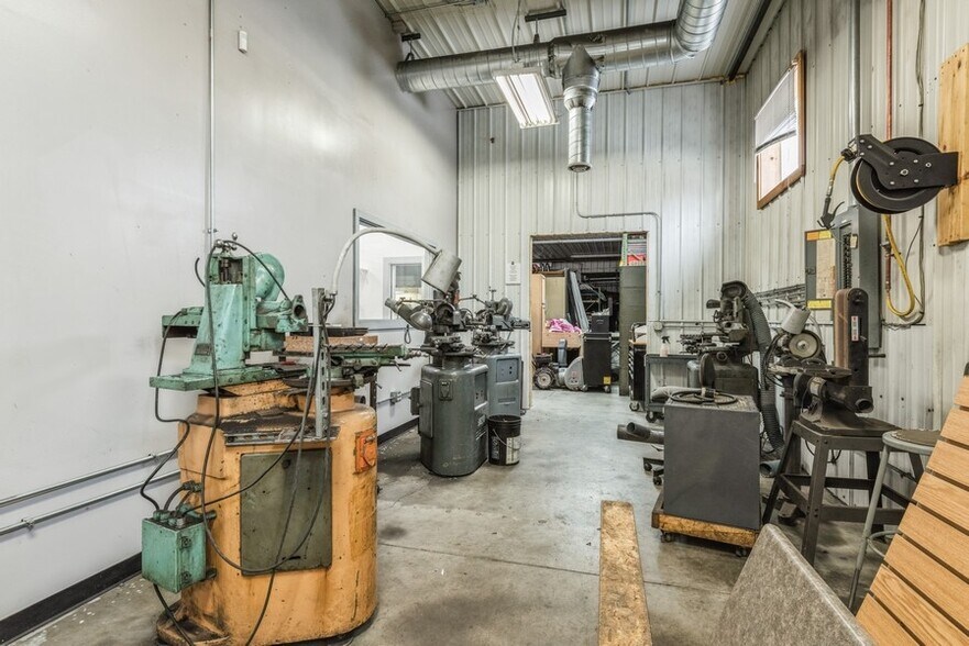 More Photos Of 114 Thomas Cir, Monticello Warehouse For Lease