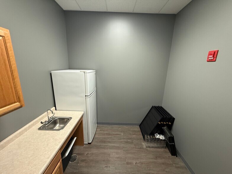 More Photos Of 83 Templeton Dr, Oswego Office For Lease