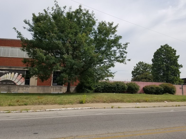 More Photos Of 1661 W Hill St, Louisville Manufacturing For Lease