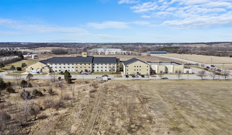 More Photos Of 725 Paradise Ln, Johnson Creek Hotel For Sale