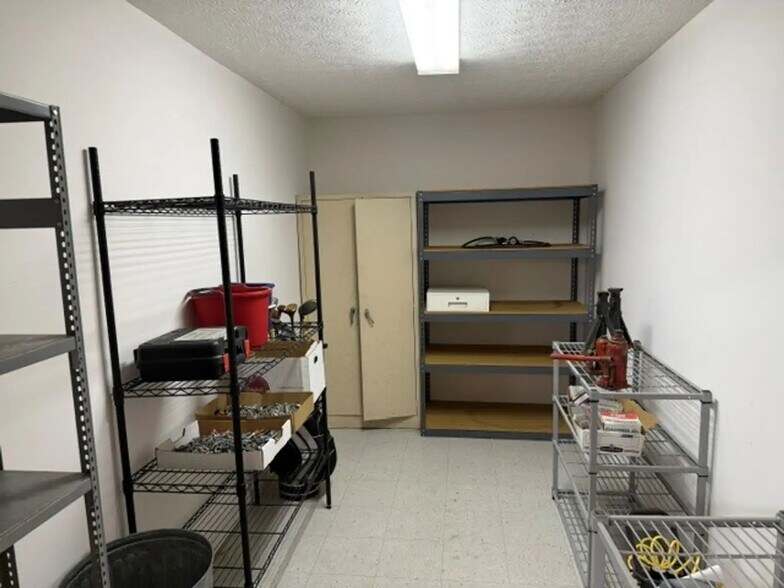 More Photos Of 950 Glengarry Drive, Fairdale Industrial For Sale