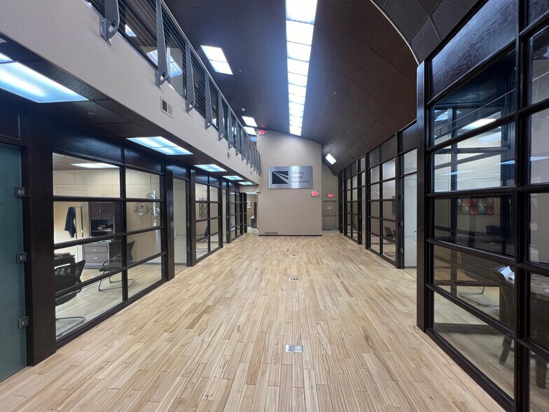 More Photos Of 812 Burlington Dr, Bismarck Office For Sale