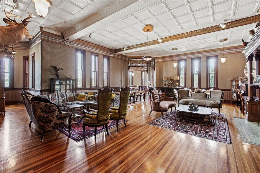 More Photos Of 49 Florida Ave, Amsterdam Hospitality For Sale