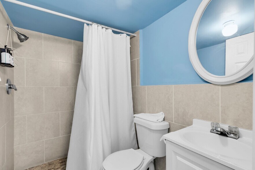 More Photos Of 243 61st St, Marathon Hotel For Sale