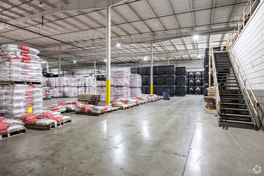 More Photos Of 823 Aaron Pky, Centralia Manufacturing For Sale