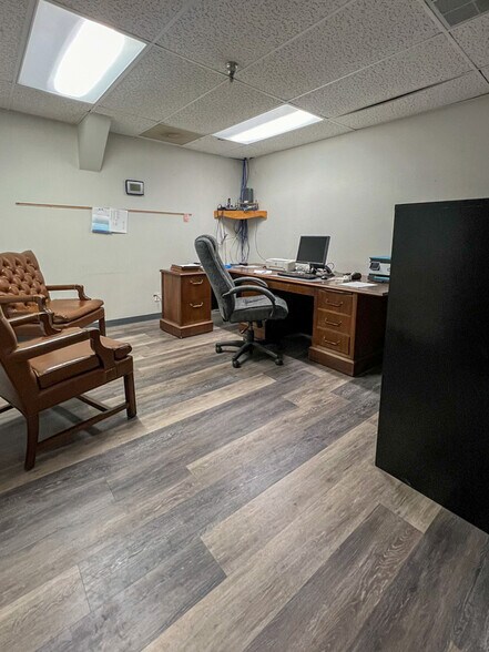 More Photos Of 1405 Walnut St, Highland Distribution For Sale