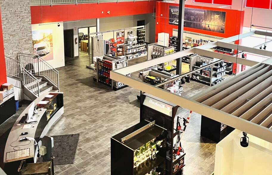 More Photos Of 4203 Rue King O, Sherbrooke Freestanding For Lease