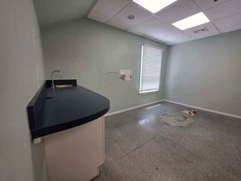 More Photos Of 705-709 Milford Rd, Merrimack Unknown For Lease