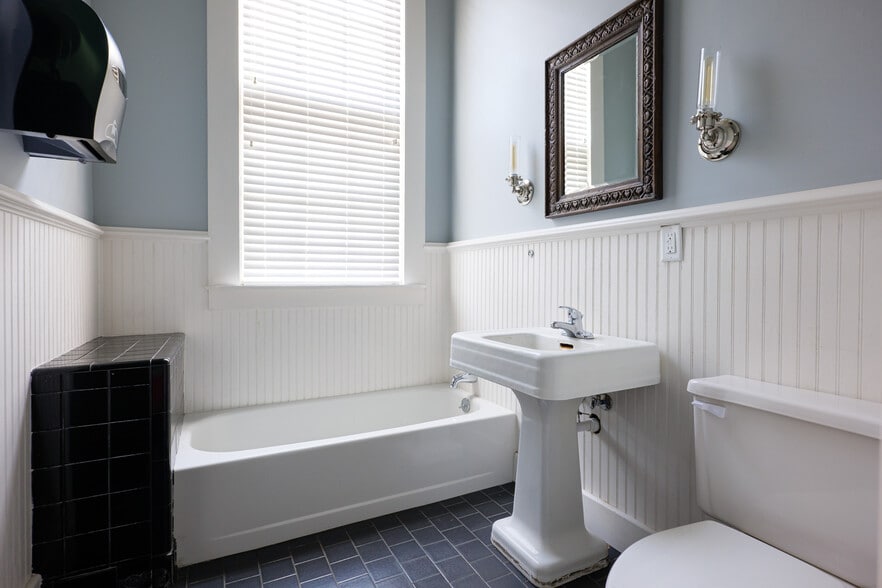 More Photos Of 1122 Rogers St, Louisville Police Fire Station For Sale