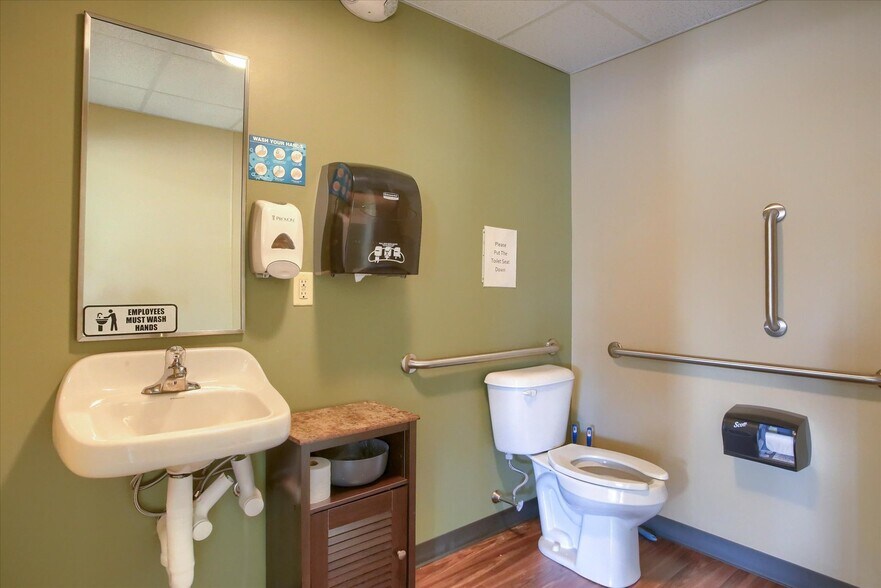 More Photos Of 55 W Shortcut Rd, Newport Loft Creative Space For Sale