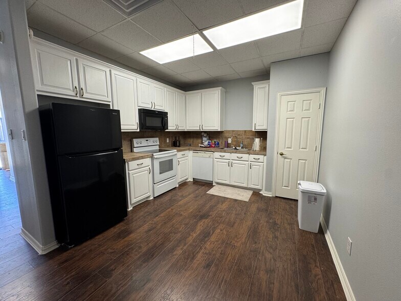 More Photos Of 115 Main st, Italy Office For Sale