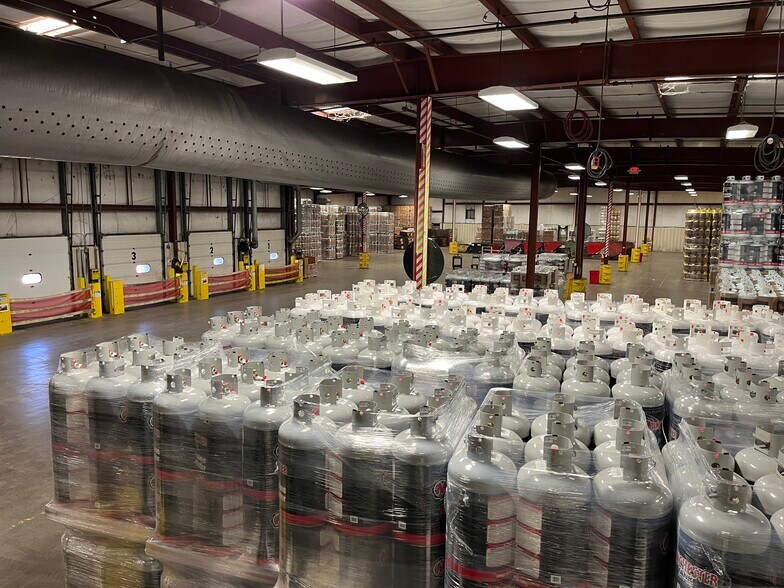 More Photos Of 3705 Manchester Dr, Elkhart Warehouse For Lease