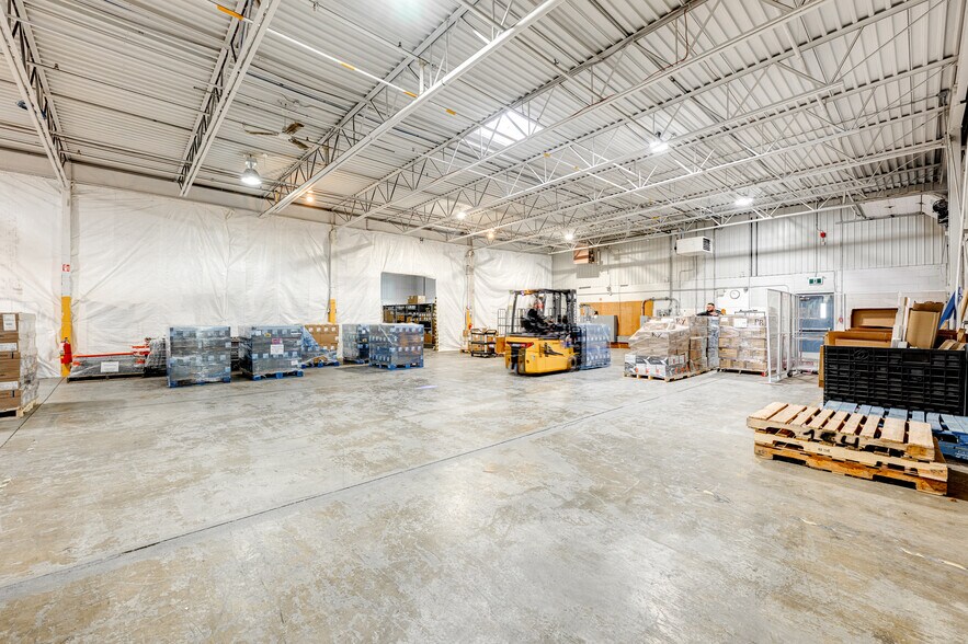 More Photos Of 2089-2111 Rue de la Province, Longueuil Warehouse For Sale