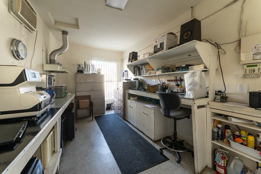 More Photos Of 13831 Ventura Blvd, Sherman Oaks Storefront For Sale