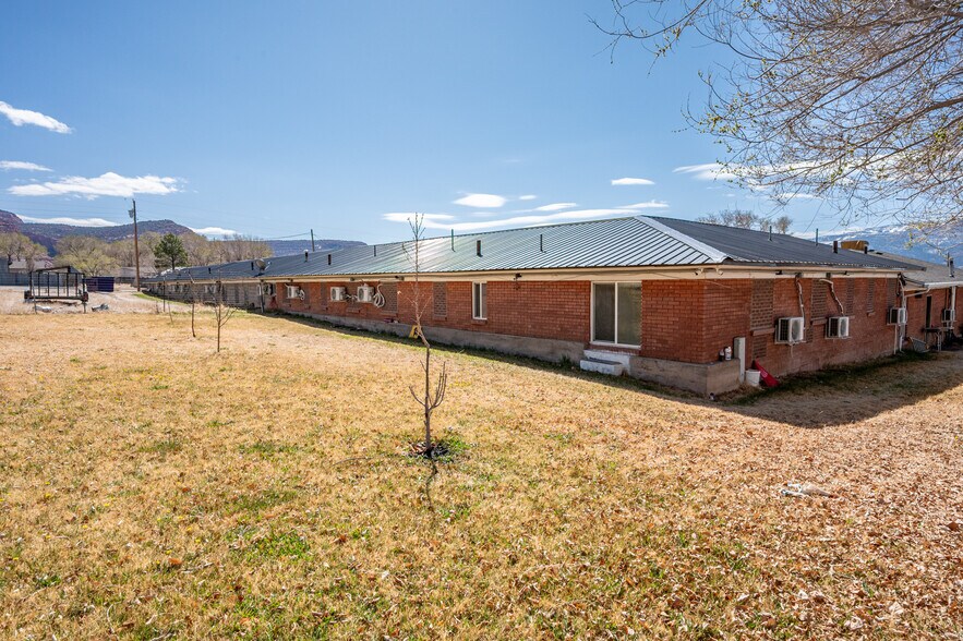 More Photos Of 91 E Main St, Bicknell Hotel For Sale