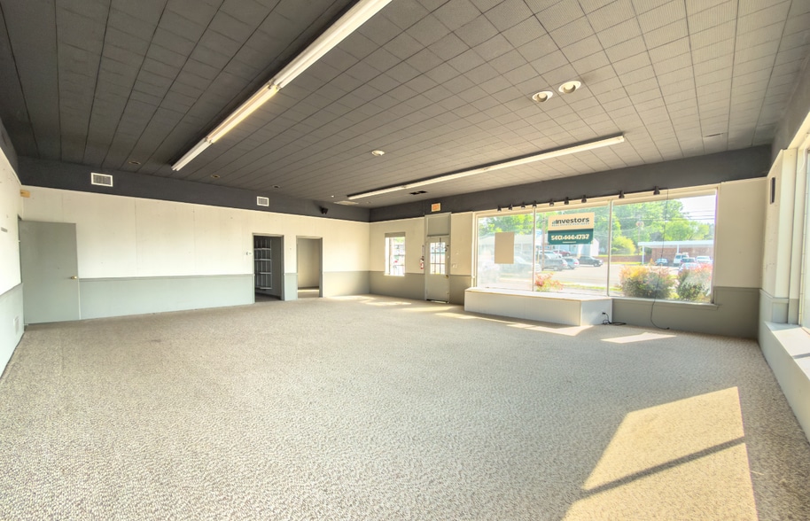 More Photos Of 6704 Williamson Rd, Hollins Storefront For Sale