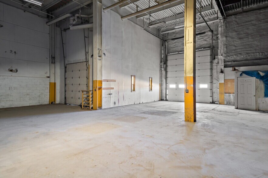 More Photos Of 35-75 Rue De L'acier, Coteau-du-lac Manufacturing For Sale