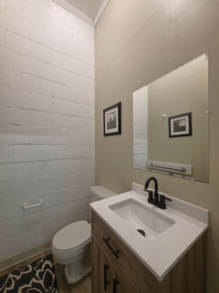 More Photos Of 206 E Main St, Rockwell Storefront Retail Office For Lease