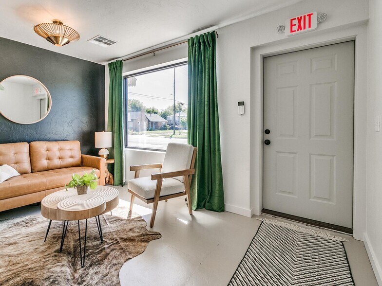 More Photos Of 527 E Main St, Norman Storefront For Lease