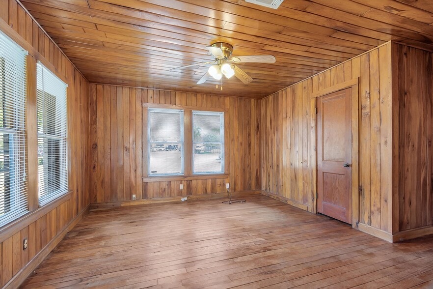 More Photos Of 207 W Montgomery St, Willis Office For Lease