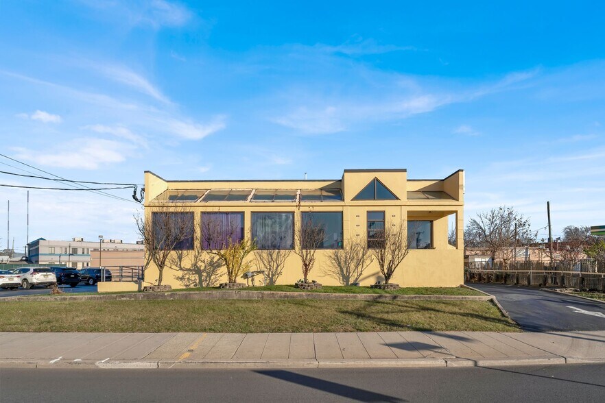 More Photos Of 1322 Paterson Plank Rd, Secaucus General Retail For Sale