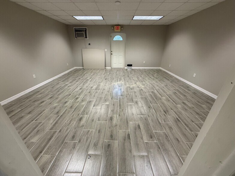 More Photos Of 1000 E Alfred St, Tavares Storefront Retail Office For Lease