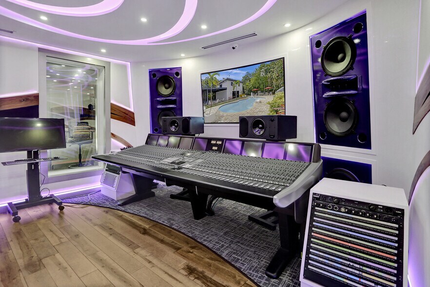 More Photos Of 430 Ne 121st St, Biscayne Park Movie Radio TVStudio For Sale